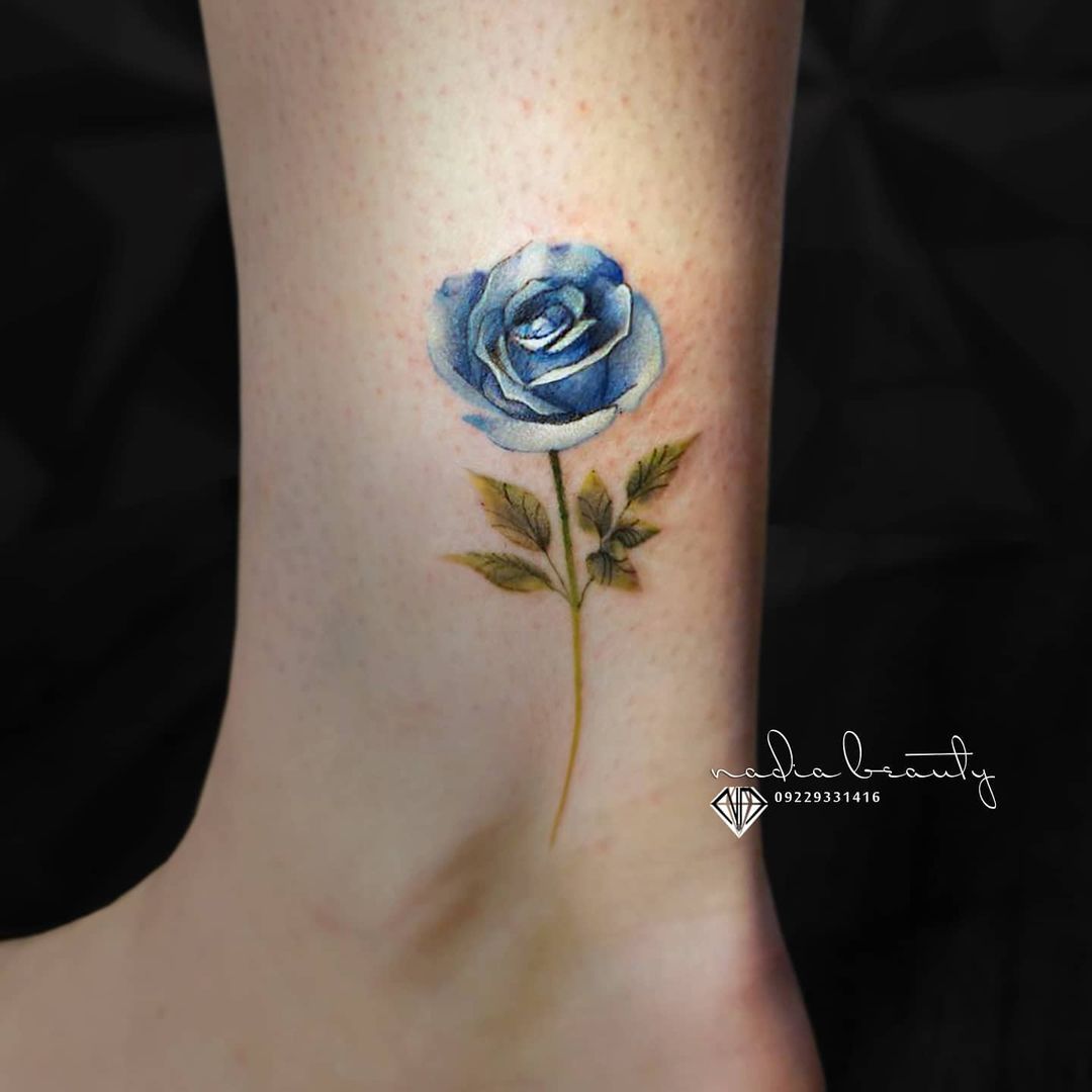 تاتو زنانه طرح گل رز آبی روی ساق پا