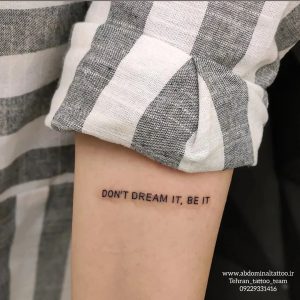 تاتو نوشته بر روی دست Don't Dream It, Be It