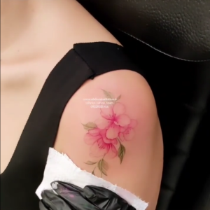 تاتو ظریف طرح گل روی بازو