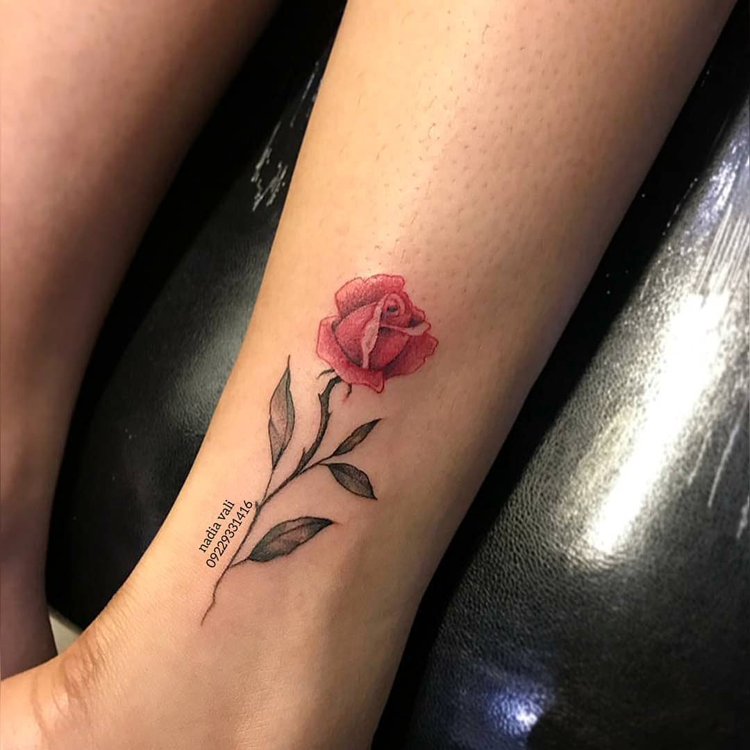 تتو گل رز رنگی روی ساق پا