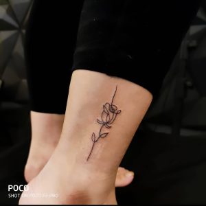 تتو هنری طرح گل روی ساق پا