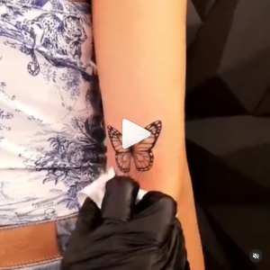 تتو مینیمال پروانه روی آرنج