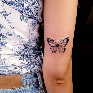 تاتو پروانه مینیمال پشت بازو