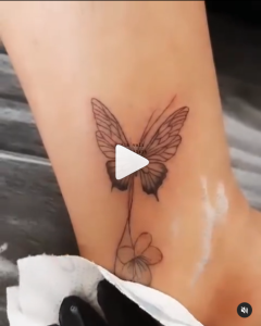 تاتو پروانه وشکوفه روی مچ پا