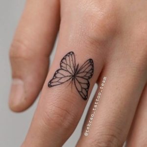 تاتو پروانه ظریف روی انگشت دست