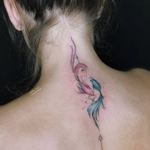 تاتو ماهی نماد ماه اسفند روی گردن
