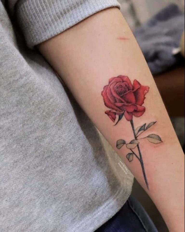 تاتو گل رز قرمز روی دست