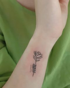 تاتو نوشته ظریف و گل رز روی دست
