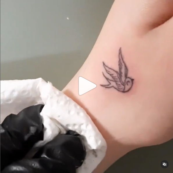 تاتو مینیمال پرنده روی دست