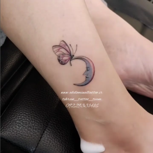 تاتو ماه و پروانه روی ساق پا