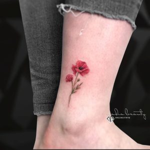 تاتو گل شقایق روی ساق پا