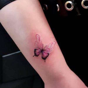 تاتو پروانه رنگی روی دست