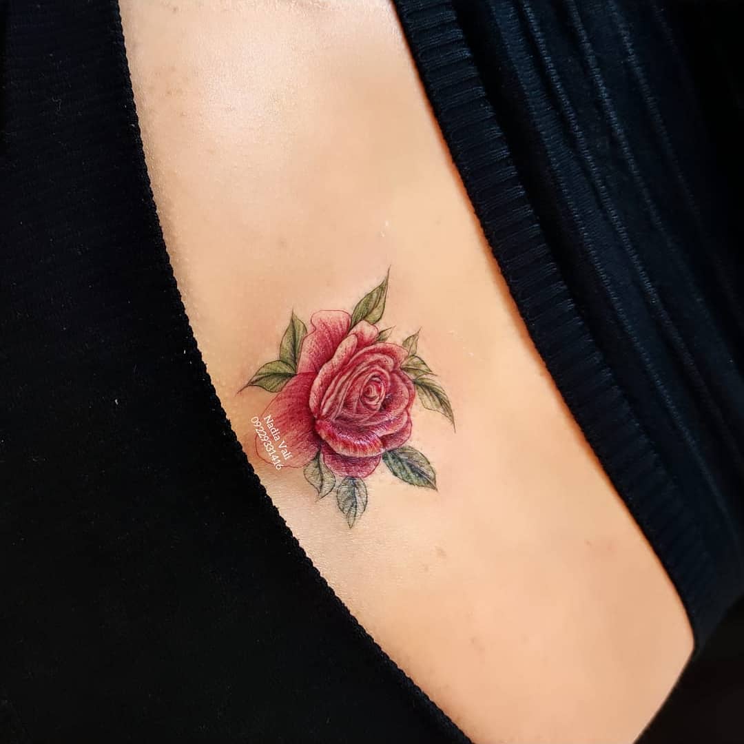تاتو گل رز رنگی روی دست