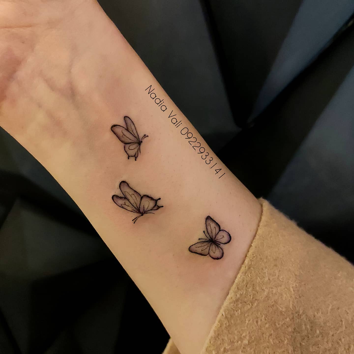 تاتو پروانه های ظریف روی مچ دست