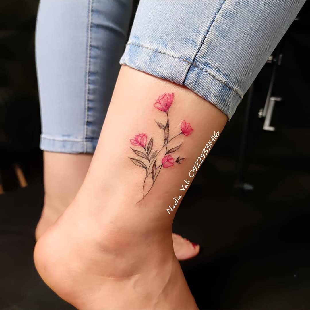 تاتو گل های ظریف روی مچ پا