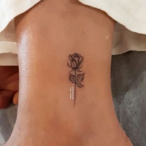 تاتو ظریف گل رز روی ساق پا