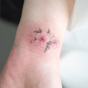 تاتو شکوفه گل روی دست
