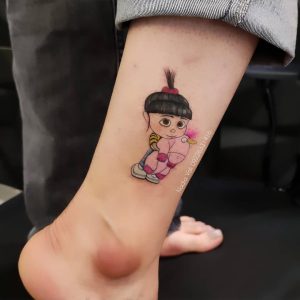 تاتو عروسک دختر روی ساق پا