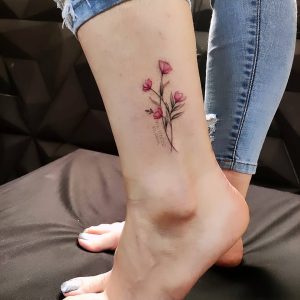 تاتو گل مینیمال روی ساق پا