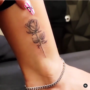 تاتو گل رز ظریف روی پا