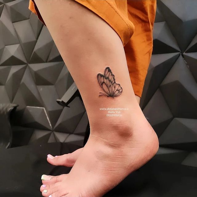 تتو پروانه مشکی روی ساق پا