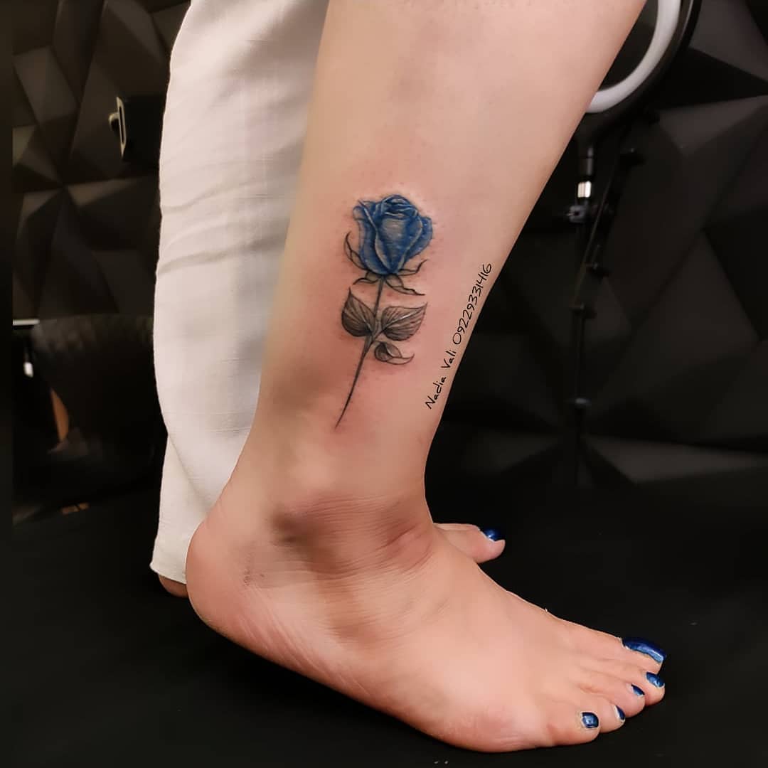 تتو ساق پا طرح گل رز آبی