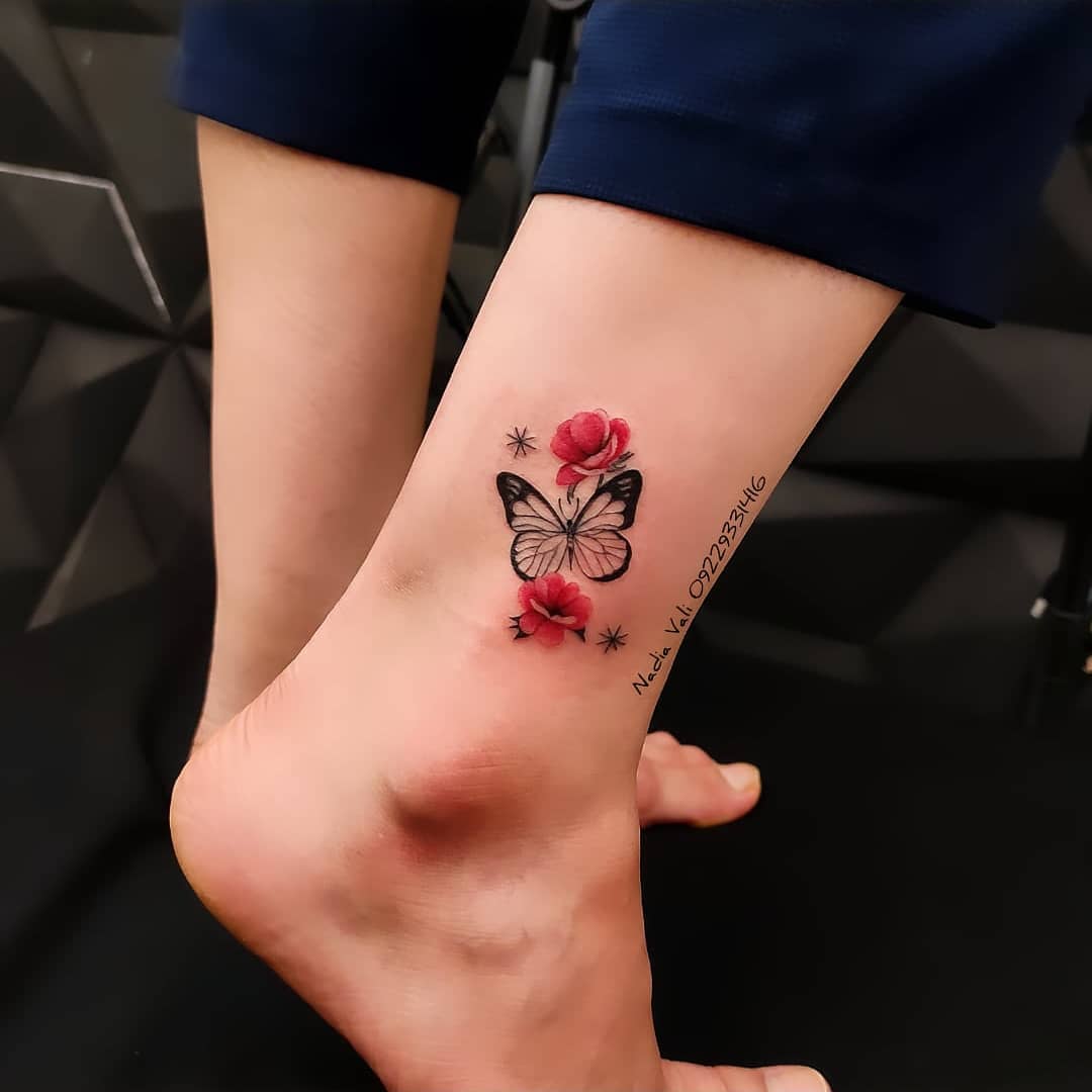 تاتو گل و پروانه ظریف روی ساق پا