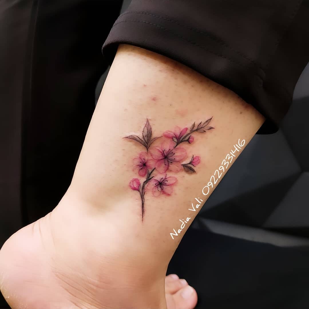 تاتو شکوفه گل ظریف روی ساق پا