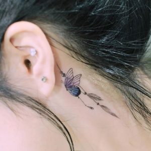 تاتو پروانه آبرنگی پشت گوش