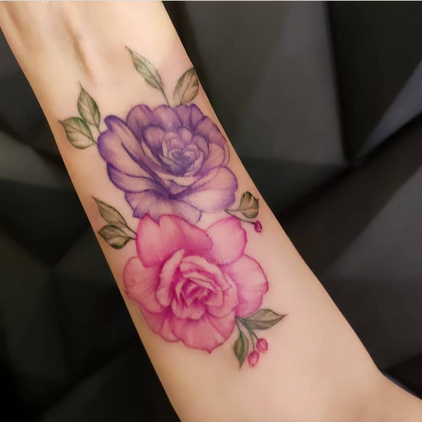 تتو گل رز رنگی روی دست
