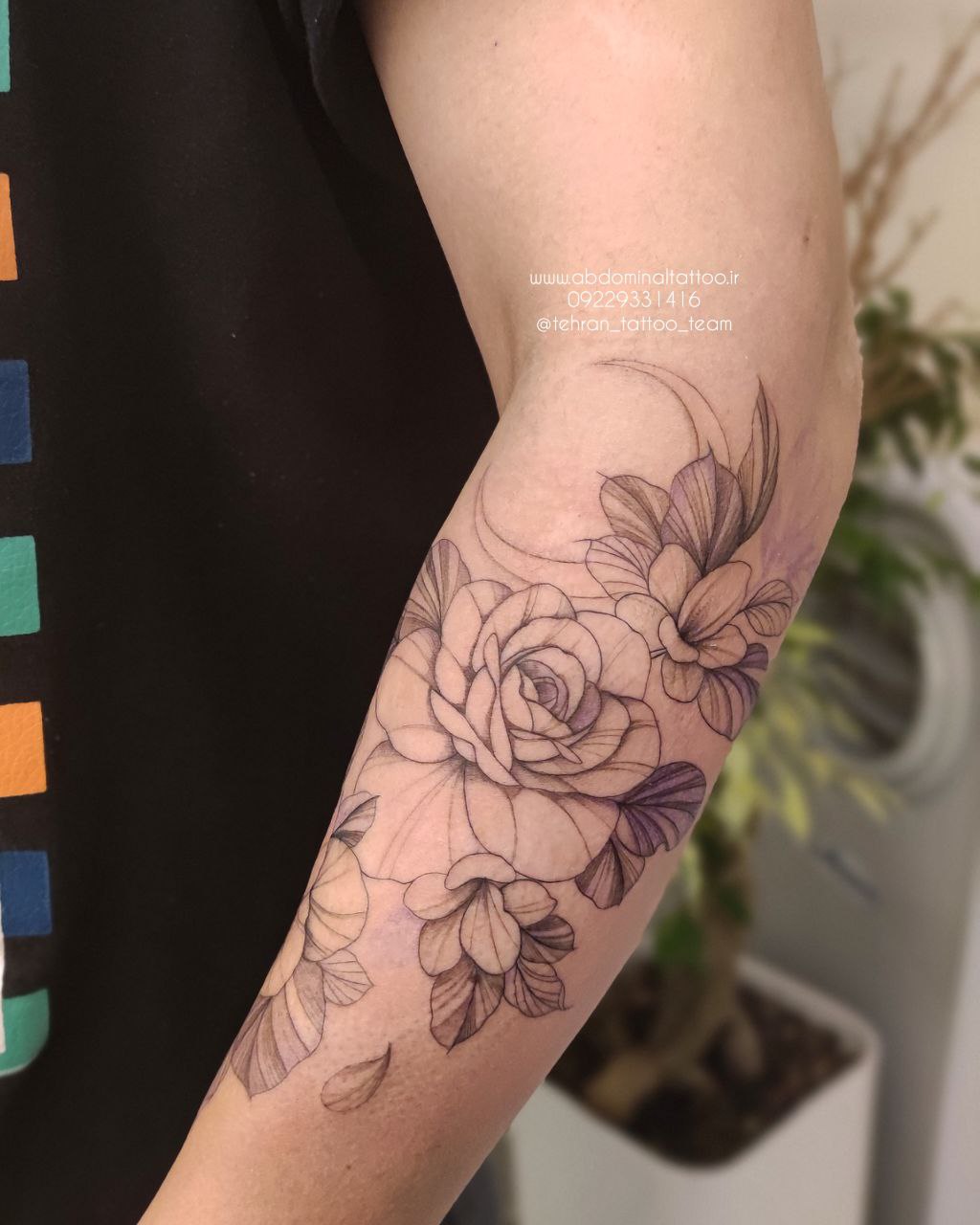 تاتو کاور لک دست طرح گل ظریف