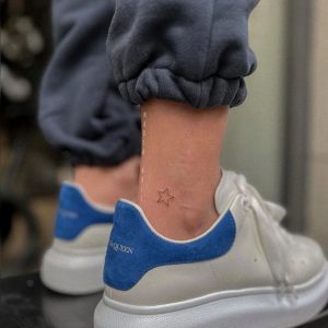 تاتو مینیمال طرح ستاره روی مچ پا