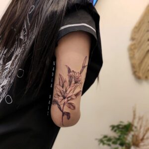 تاتو کاور بخیه پشت بازو طرح گل