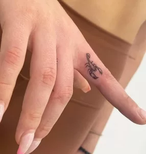 تاتو عقرب نماد ماه آبان روی انگشت