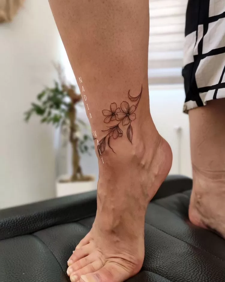 تتو برگ و گل مشکی روی مچ پا