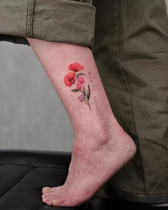 تتو گل شقایق روی ساق پا