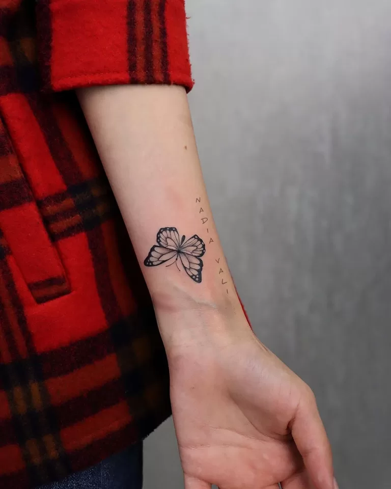 تتو کاور اسکار دست با پروانه