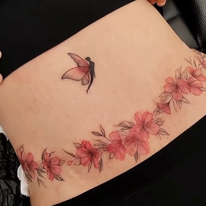طراحی و اجرای تاتو ظریف روی شکم